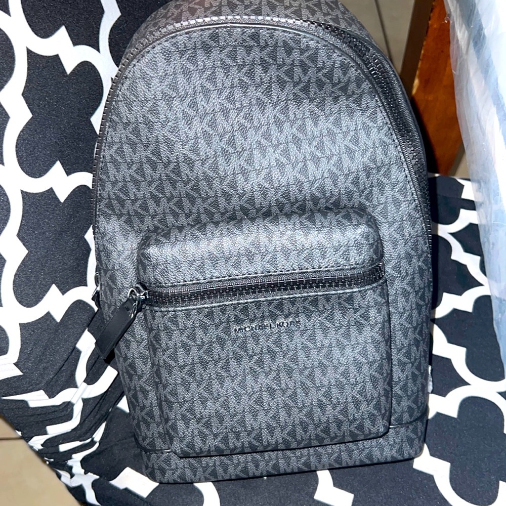 It’s never been used and it’s a slingpack 14inches long and 8 and 5 sideways